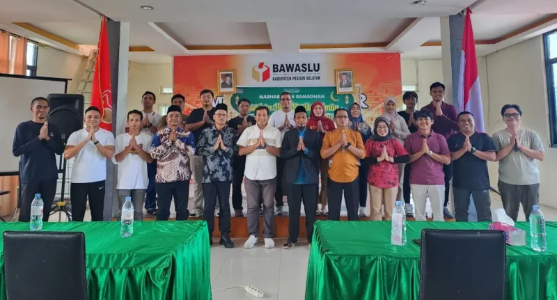 
Ketua Bawaslu Pessel, Afriki Musmaidi (empat dari kiri) dan Kepala Sekretariat, Rinaldi foto bersama dengan Huztad Dedi Afdal, Lc, usai pengajian. (Foto: Dok. Humas Bawaslu)