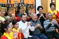 Wali Kota Padang, Fadly Amran foto bersama usai membuka Bazar HBT-WHBT Pusat Padang di Gedung HBT-WHBT, Sabtu (21/2/2026). (Foto: Prokopim Padang)