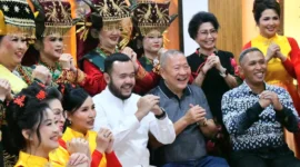 Wali Kota Padang, Fadly Amran foto bersama usai membuka Bazar HBT-WHBT Pusat Padang di Gedung HBT-WHBT, Sabtu (21/2/2026). (Foto: Prokopim Padang)