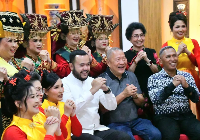 Wali Kota Padang, Fadly Amran foto bersama usai membuka Bazar HBT-WHBT Pusat Padang di Gedung HBT-WHBT, Sabtu (21/2/2026). (Foto: Prokopim Padang)