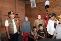 Wagub Sumbar, Vasko Ruseimy menyerahkan bantuan bedah rumah kepada Ramadani (58) di  Kabupaten Pasaman, Minggu (22/2/2026). (Foto: ADPSB)