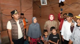 Wagub Sumbar, Vasko Ruseimy menyerahkan bantuan bedah rumah kepada Ramadani (58) di  Kabupaten Pasaman, Minggu (22/2/2026). (Foto: ADPSB)