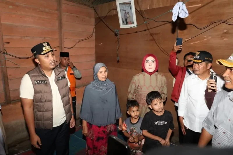 Wagub Sumbar, Vasko Ruseimy menyerahkan bantuan bedah rumah kepada Ramadani (58) di  Kabupaten Pasaman, Minggu (22/2/2026). (Foto: ADPSB)