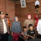 Wagub Sumbar, Vasko Ruseimy menyerahkan bantuan bedah rumah kepada Ramadani (58) di  Kabupaten Pasaman, Minggu (22/2/2026). (Foto: ADPSB)
