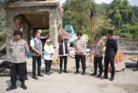 Kabaglog Rorenminops Korps Brimob Polri, Kombes Pol Christiyanto Goetomo bersama Wakil Wali Kota Padang Panjang, Allex Saputra meninjau rehab rekon Jembatan Kembar Padang Panjang, Rabu (11/2/2026). (Foto: Kominfo Padang Panjang)