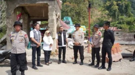 Kabaglog Rorenminops Korps Brimob Polri, Kombes Pol Christiyanto Goetomo bersama Wakil Wali Kota Padang Panjang, Allex Saputra meninjau rehab rekon Jembatan Kembar Padang Panjang, Rabu (11/2/2026). (Foto: Kominfo Padang Panjang)