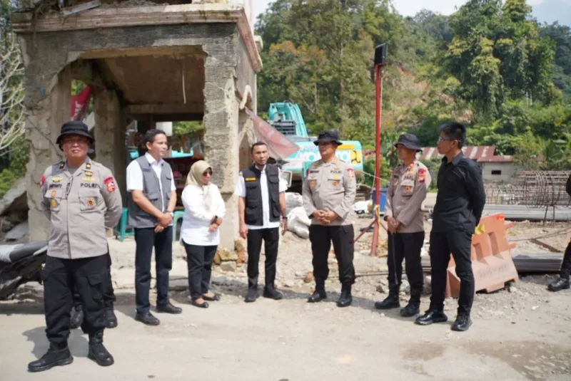 Kabaglog Rorenminops Korps Brimob Polri, Kombes Pol Christiyanto Goetomo bersama Wakil Wali Kota Padang Panjang, Allex Saputra meninjau rehab rekon Jembatan Kembar Padang Panjang, Rabu (11/2/2026). (Foto: Kominfo Padang Panjang)