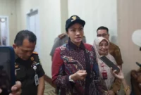 Bupati Dharmasraya, Annisa Suci Ramadhani didampingi didampingi jajaran Forkopimda memberikan keterangan pers, Selasa (10/2/2026). (Foto: Pemkab Dharmasraya)