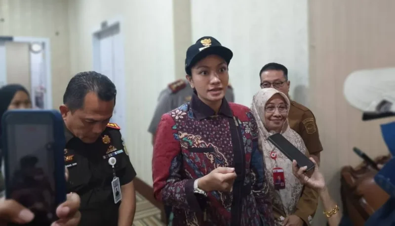Bupati Dharmasraya, Annisa Suci Ramadhani didampingi didampingi jajaran Forkopimda memberikan keterangan pers, Selasa (10/2/2026). (Foto: Pemkab Dharmasraya)