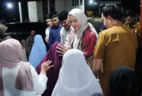 Bupati Dharmasraya Annisa Suci Ramadhani buka puasa bersama 100 anak yatim di Masjid Baitul Makmur, Nagari Tabek, Kecamatan Timpeh, Selasa (24/2/2026). (Foto: Pemkab Dharmasraya)