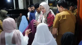 Bupati Dharmasraya Annisa Suci Ramadhani buka puasa bersama 100 anak yatim di Masjid Baitul Makmur, Nagari Tabek, Kecamatan Timpeh, Selasa (24/2/2026). (Foto: Pemkab Dharmasraya)