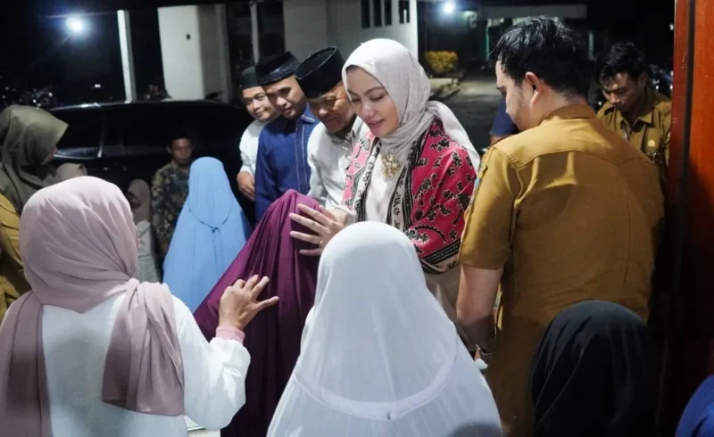 Bupati Dharmasraya Annisa Suci Ramadhani buka puasa bersama 100 anak yatim di Masjid Baitul Makmur, Nagari Tabek, Kecamatan Timpeh, Selasa (24/2/2026). (Foto: Pemkab Dharmasraya)