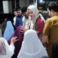 Bupati Dharmasraya Annisa Suci Ramadhani buka puasa bersama 100 anak yatim di Masjid Baitul Makmur, Nagari Tabek, Kecamatan Timpeh, Selasa (24/2/2026). (Foto: Pemkab Dharmasraya)