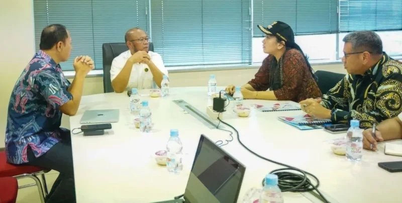 Bupati Dharmasraya, Annisa Suci Ramadhani melakukan pertemuan dengan Deputi Bidang Peningkatan Kualitas Pendidikan Kemenko PMK Prof. Ojat Darojat di Jakarta, Rabu (4/2/2026). (Foto: pemkab Dharmasraya)