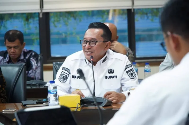Bupati Tanah Datar, Eka Putra menghadiri rapat lanjutan pembangunan Jalan Tol Padang–Pekanbaru Seksi Bukittinggi–Sicincin di Gedung Bina Marga, Kementerian PU, Jakarta, Selasa (3/2/2026). (Foto: Prokopim Tanah Datar)