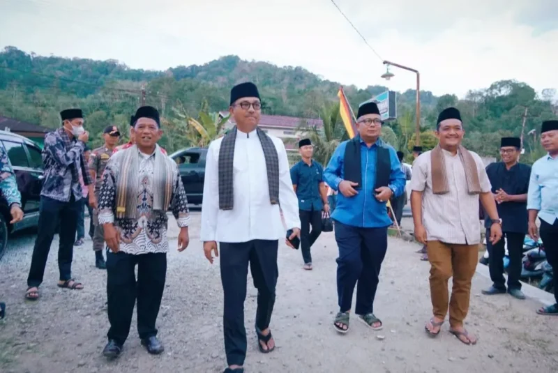 Bupati Solsel Khairunas saat Safari Ramadhan di Masjid Nurul Iman Pulakek, Kamis (27/2/2026). (Foto: Pemkab Solsel)