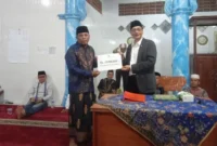 
Bupati Pessel, Hendrajoni saat menyerahkan bantuan kepada ketua pengurus Madjid Ibrahim, Kampung Nyiur Gading, Asrimal Andri. (Foto: Dok. Naurah)
