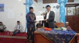 
Bupati Pessel, Hendrajoni saat menyerahkan bantuan kepada ketua pengurus Madjid Ibrahim, Kampung Nyiur Gading, Asrimal Andri. (Foto: Dok. Naurah)