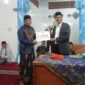 
Bupati Pessel, Hendrajoni saat menyerahkan bantuan kepada ketua pengurus Madjid Ibrahim, Kampung Nyiur Gading, Asrimal Andri. (Foto: Dok. Naurah)