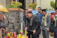 Bupati Pessel Hendrajoni menghadiri tradisi Balimau Paga di Masjid Akbar Baiturrahman Painan, Senin (10/2/2026). (Foto: Pemkab Pessel)
