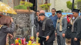 Bupati Pessel Hendrajoni menghadiri tradisi Balimau Paga di Masjid Akbar Baiturrahman Painan, Senin (10/2/2026). (Foto: Pemkab Pessel)
