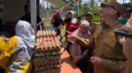Bupati Pessel Hendrajoni meninjau Gerakan Pangan Murah di Lapangan Bola Nagari Koto Barapak, Kecamatan Bayang, Selasa (10/2/2026). (Foto: Pemkab Pessel)