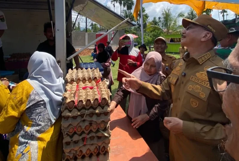 Bupati Pessel Hendrajoni meninjau Gerakan Pangan Murah di Lapangan Bola Nagari Koto Barapak, Kecamatan Bayang, Selasa (10/2/2026). (Foto: Pemkab Pessel)
