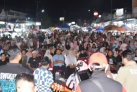 Para pengunjung memadati Simpang Tabuik untuk menyaksikan hiburan pada Sabtu malam (14/2/2026). (Foto: Kominfo Kota Pariaman)