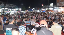 Para pengunjung memadati Simpang Tabuik untuk menyaksikan hiburan pada Sabtu malam (14/2/2026). (Foto: Kominfo Kota Pariaman)
