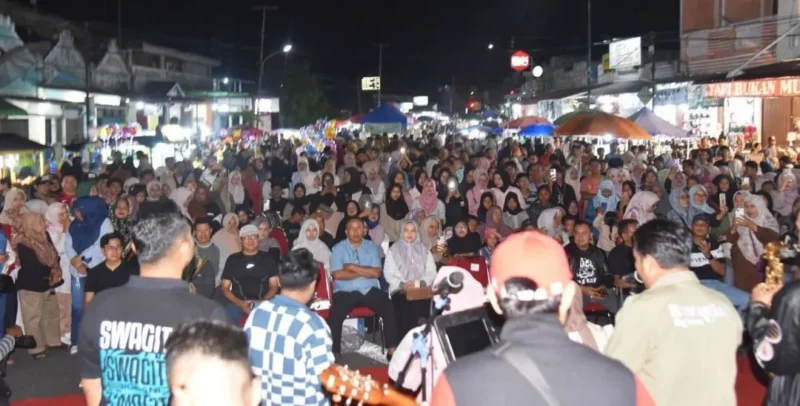 Para pengunjung memadati Simpang Tabuik untuk menyaksikan hiburan pada Sabtu malam (14/2/2026). (Foto: Kominfo Kota Pariaman)