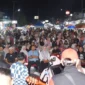 Para pengunjung memadati Simpang Tabuik untuk menyaksikan hiburan pada Sabtu malam (14/2/2026). (Foto: Kominfo Kota Pariaman)