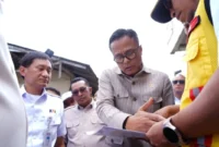 COO Danantara Dony Oskaria meninjau lokasi rawan kecelakaan di Kecamatan X Koto, Kabupaten Tanah Datar, Kamis (19/2/2026). (Foto: Prokopim Tanah Datar)