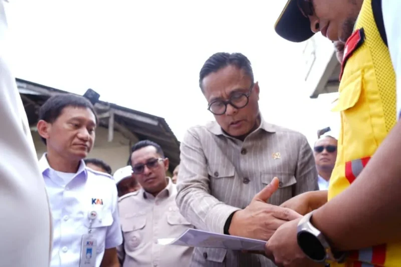 COO Danantara Dony Oskaria meninjau lokasi rawan kecelakaan di Kecamatan X Koto, Kabupaten Tanah Datar, Kamis (19/2/2026). (Foto: Prokopim Tanah Datar)
