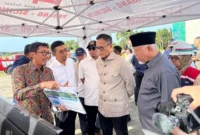 Chief Operating Officer (COO) Danantara Indonesia sekaligus Kepala Badan Pengawas BUMN, Dony Oskaria, meninjau Jalan Tol Padang–Sicincin, Rabu (19/2/2026). (Foto: Hutama Karya)