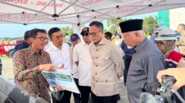 Chief Operating Officer (COO) Danantara Indonesia sekaligus Kepala Badan Pengawas BUMN, Dony Oskaria, meninjau Jalan Tol Padang–Sicincin, Rabu (19/2/2026). (Foto: Hutama Karya)
