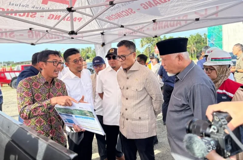 Chief Operating Officer (COO) Danantara Indonesia sekaligus Kepala Badan Pengawas BUMN, Dony Oskaria, meninjau Jalan Tol Padang–Sicincin, Rabu (19/2/2026). (Foto: Hutama Karya)