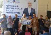 Anggota DPR RI, Cindy Monica Salsabila menyerahkan bantuan alsintan serta sarana dan prasarana perikanan  kelompok masyarakat di Pasbar, Sabtu (21/2). (Foto: Diskominfo Pasbar)