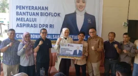 Anggota DPR RI, Cindy Monica Salsabila menyerahkan bantuan alsintan serta sarana dan prasarana perikanan  kelompok masyarakat di Pasbar, Sabtu (21/2). (Foto: Diskominfo Pasbar)