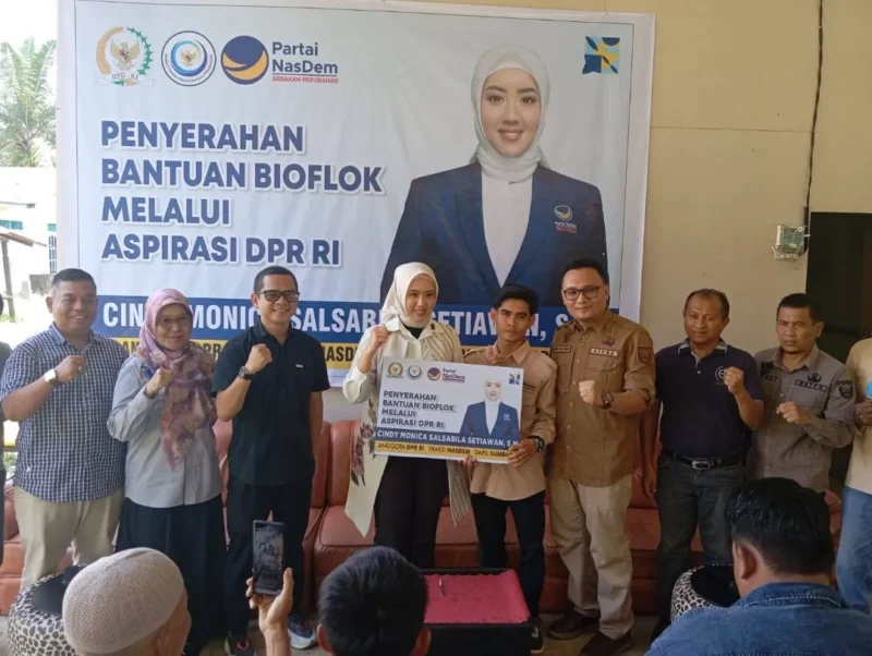 Anggota DPR RI, Cindy Monica Salsabila menyerahkan bantuan alsintan serta sarana dan prasarana perikanan  kelompok masyarakat di Pasbar, Sabtu (21/2). (Foto: Diskominfo Pasbar)