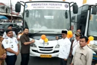 Peresmian operasional rute baru angkutan umum Perum DAMRI yang menghubungkan Padang Aro–Pelompek di  RTH Padang Aro, Selasa (24/2/2026). (Foto: Pemkab Solsel)