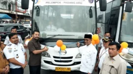 Peresmian operasional rute baru angkutan umum Perum DAMRI yang menghubungkan Padang Aro–Pelompek di  RTH Padang Aro, Selasa (24/2/2026). (Foto: Pemkab Solsel)