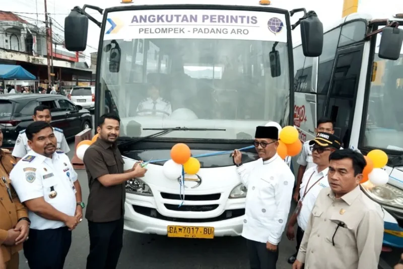 Peresmian operasional rute baru angkutan umum Perum DAMRI yang menghubungkan Padang Aro–Pelompek di  RTH Padang Aro, Selasa (24/2/2026). (Foto: Pemkab Solsel)
