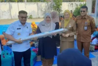 Deputi Bidang Geoekonomi DPN menyerahkan bantuan perlengkapan sekolah untuk para siswa SD 49 Batang Kabung, Selasa (10/2/2026). (Foto: Diskominfo Padang)
