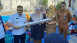 Deputi Bidang Geoekonomi DPN menyerahkan bantuan perlengkapan sekolah untuk para siswa SD 49 Batang Kabung, Selasa (10/2/2026). (Foto: Diskominfo Padang)