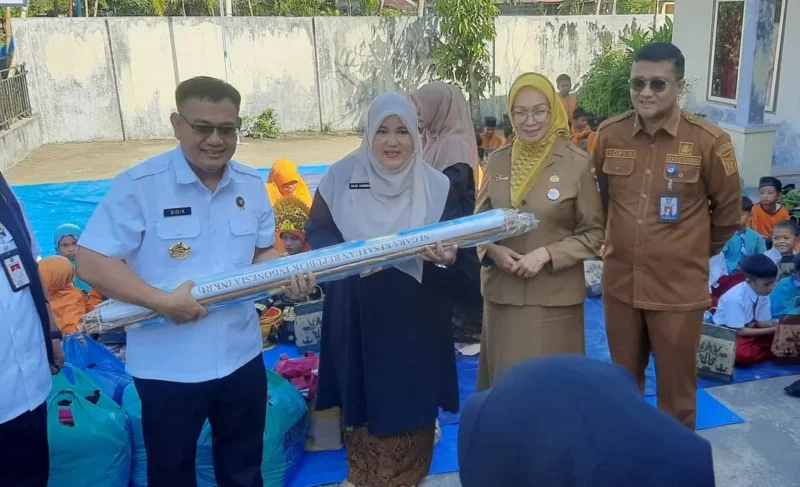 Deputi Bidang Geoekonomi DPN menyerahkan bantuan perlengkapan sekolah untuk para siswa SD 49 Batang Kabung, Selasa (10/2/2026). (Foto: Diskominfo Padang)