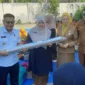 Deputi Bidang Geoekonomi DPN menyerahkan bantuan perlengkapan sekolah untuk para siswa SD 49 Batang Kabung, Selasa (10/2/2026). (Foto: Diskominfo Padang)