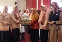 DWP Kemendagri menyalurkan bantuan bagi anggota DWP Padang yang terdampak banjir bandang dan tanah longsor secara simbolis di Aula Bagindo Aziz Chan, Balai Kota Padang, Jumat (6/2/2026). (Foto: Diskominfo Padang)