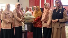 DWP Kemendagri menyalurkan bantuan bagi anggota DWP Padang yang terdampak banjir bandang dan tanah longsor secara simbolis di Aula Bagindo Aziz Chan, Balai Kota Padang, Jumat (6/2/2026). (Foto: Diskominfo Padang)