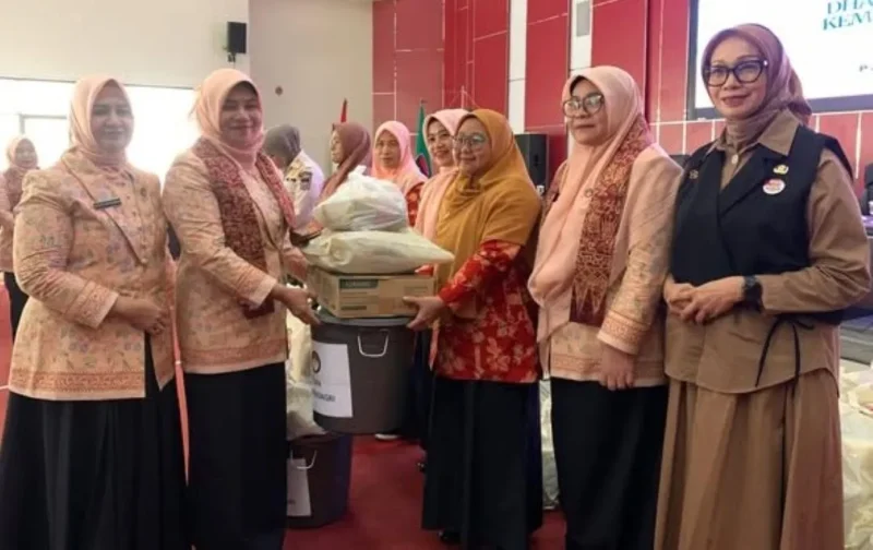 DWP Kemendagri menyalurkan bantuan bagi anggota DWP Padang yang terdampak banjir bandang dan tanah longsor secara simbolis di Aula Bagindo Aziz Chan, Balai Kota Padang, Jumat (6/2/2026). (Foto: Diskominfo Padang)