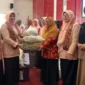 DWP Kemendagri menyalurkan bantuan bagi anggota DWP Padang yang terdampak banjir bandang dan tanah longsor secara simbolis di Aula Bagindo Aziz Chan, Balai Kota Padang, Jumat (6/2/2026). (Foto: Diskominfo Padang)